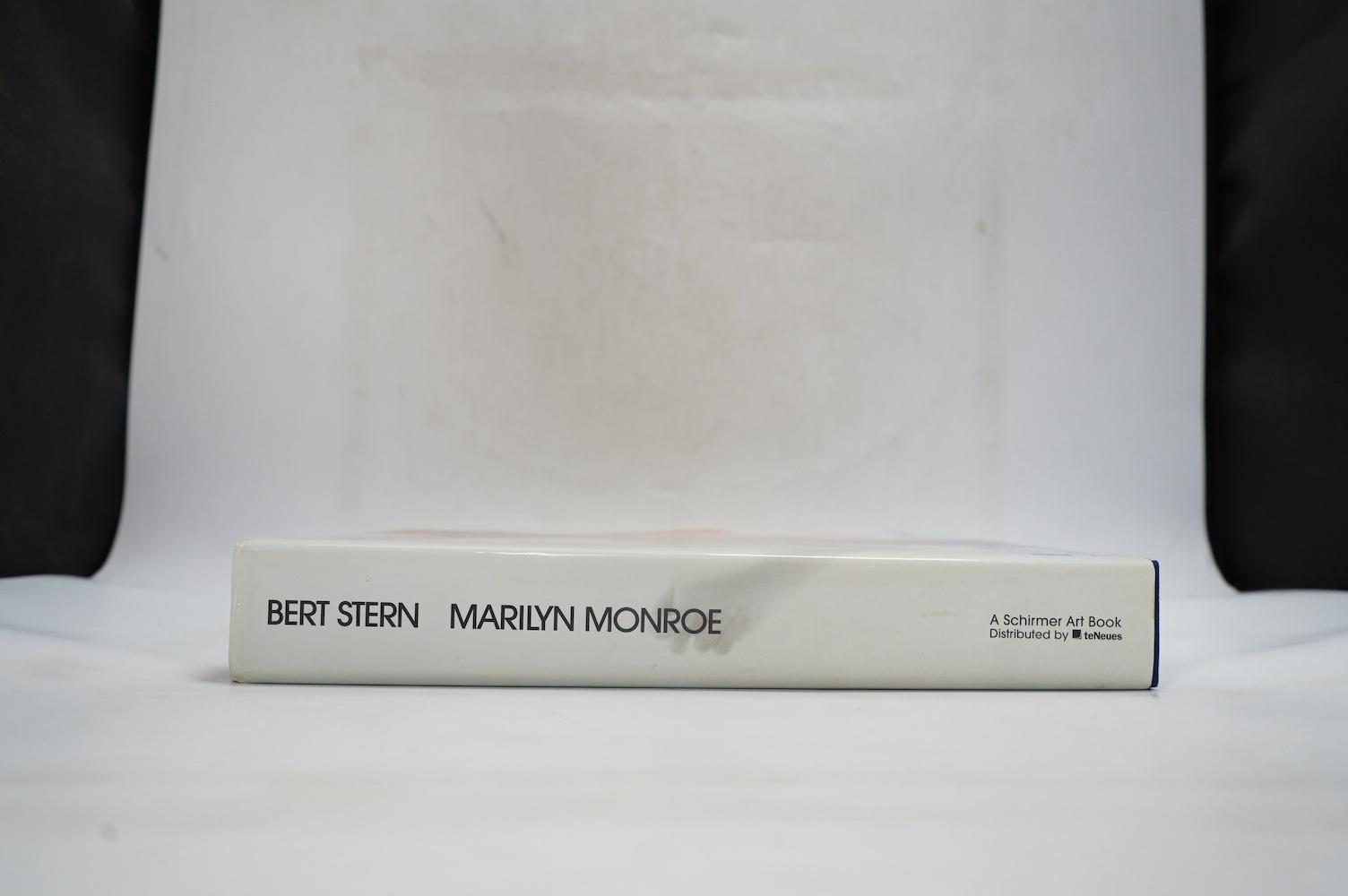 Stern, Bert - Marilyn Monroe: the complete last sitting ... text by Bert Stern in collaboration with Annie Gottlieb. photo. illus. throughout (by the author), some coloured; publisher's cloth and d/wrapper folio. Schirme